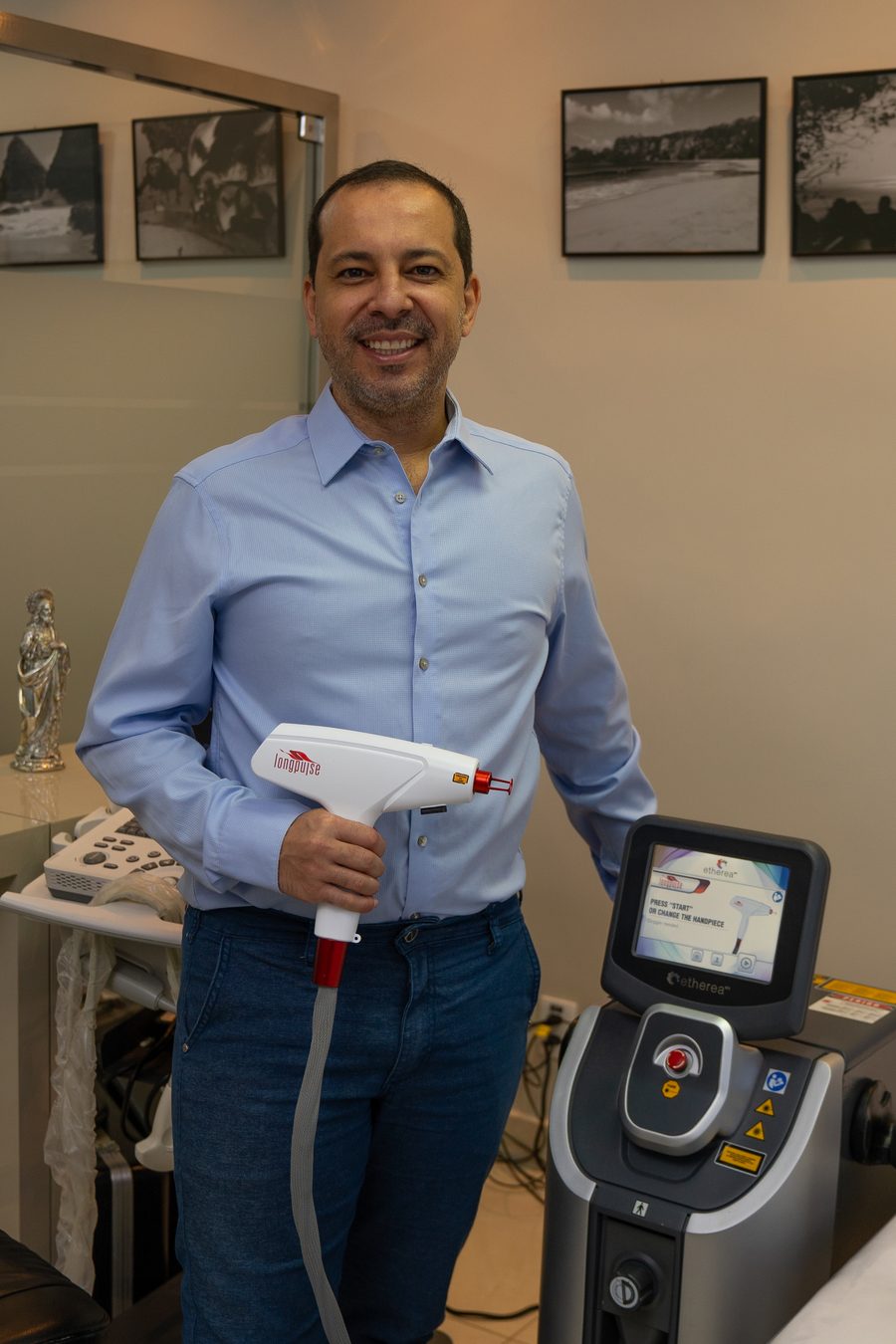 Dr. Eduardo Penchel com o equipamento de laser do consultório
