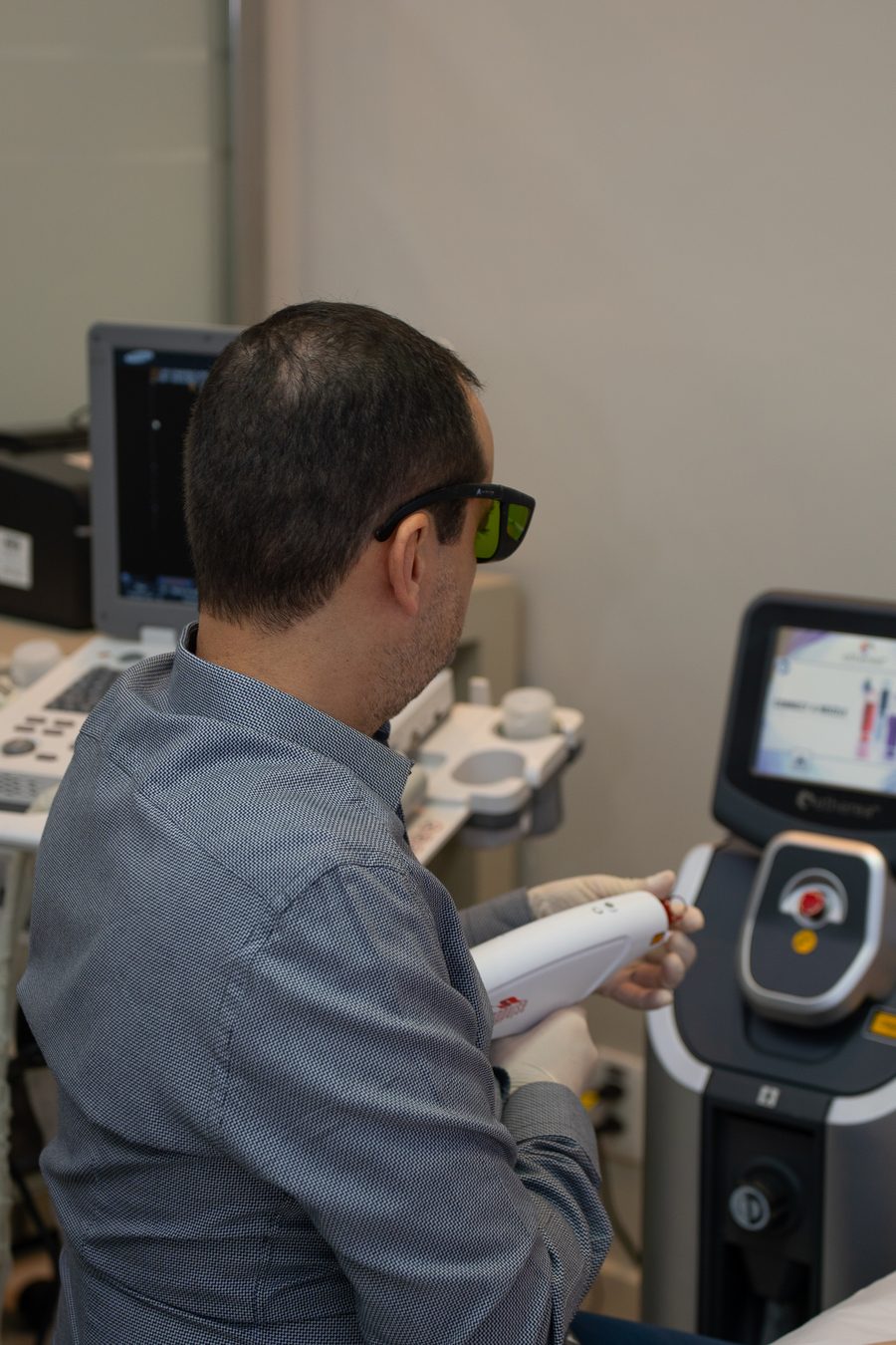 Exame de ultrassom das pernas sendo realizado no consultório