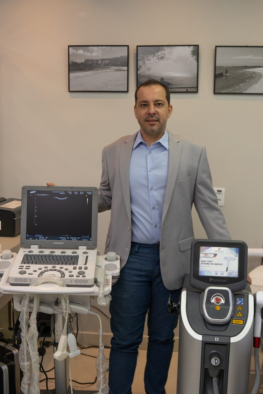 Consultório do Dr. Eduardo Penchel com aparelho de ultrassom e equipamento de laser