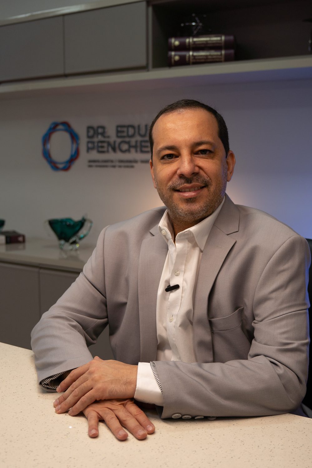 Dr. Eduardo Penchel no consultório